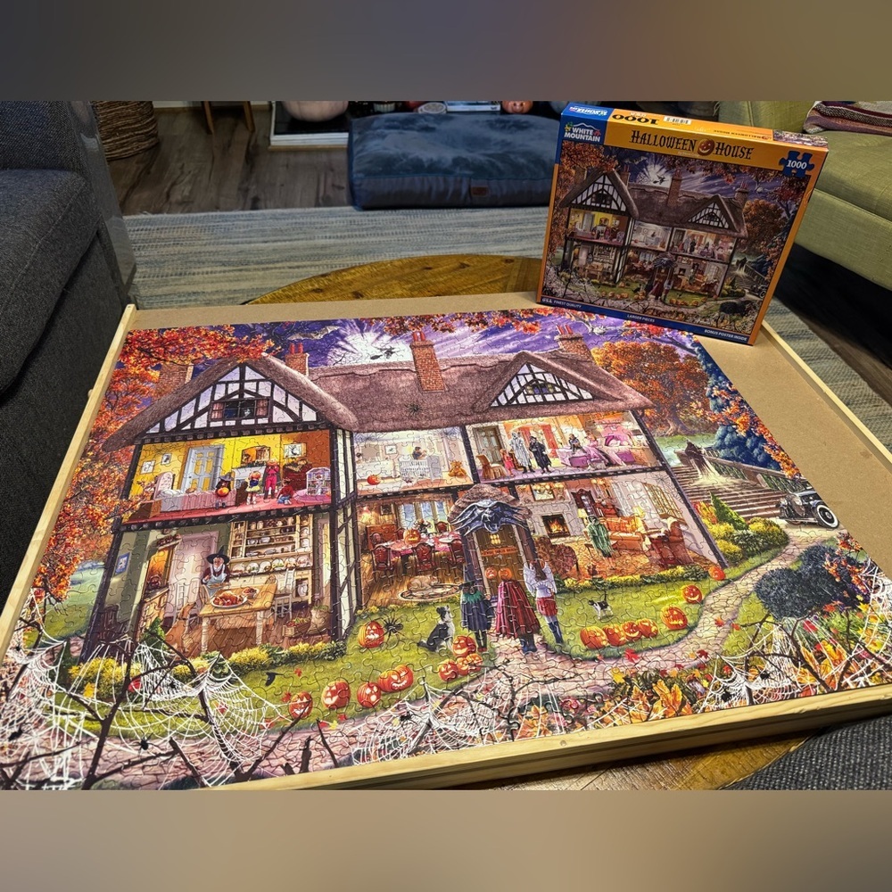 White Mountain Halloween House Puzzle - Vibrant Colors